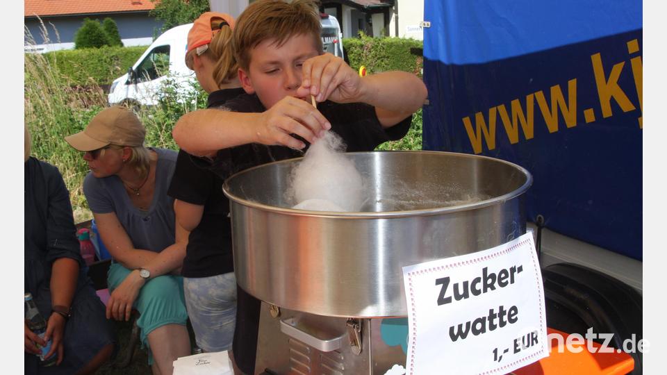Die frisch zubereitete Zuckerwatte kostete nur einen Euro. Bild: wro