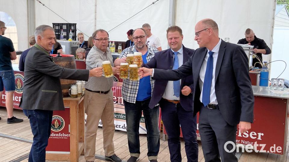 Landrat Roland Grillmeier, Helmut Radimerski (Friedenfelser Brauerei), Betriebsratsvorsitzender Michael Hinz, Bürgermeister Stefan Grillmeier und Standortleiter Stefan Rosner (von links) stoßen nach dem Bieranstich gemeinsam an. Bild: Schott AG/exb