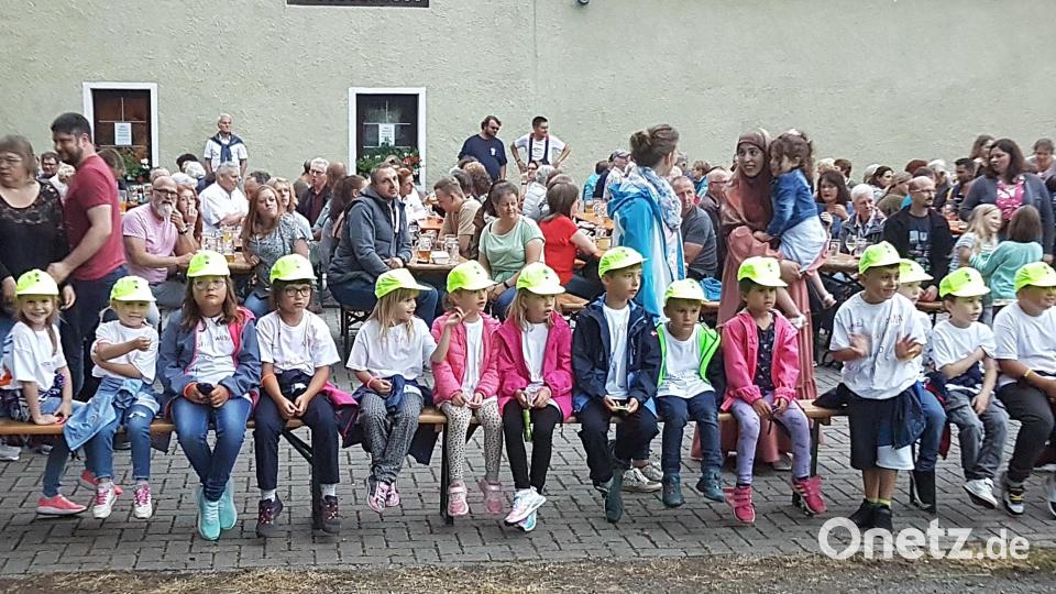 Die Kindergartenkinder trugen beim Johannisfeuer des OWV Rothenstadt Lieder vor. Bild: R. Kreuzer