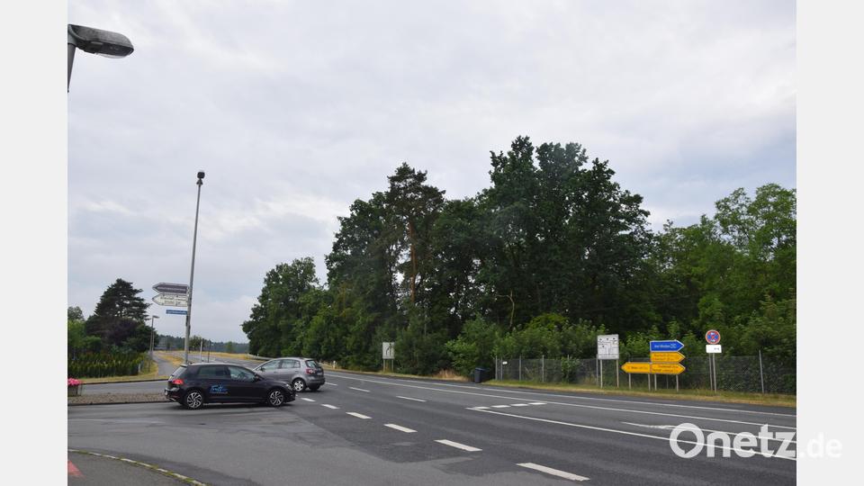Rechts der Bundesstraße in Fahrtrichtung Weiden liegt das geplante urbane Gebiet Sauernlohe. Die Nachfrage ist jetzt schon groß, erfuhren die Altenstädter in der Bürgerversammlung. An der Einmündung Egerländerstraße ist eine Ampel geplant. Bild: fz