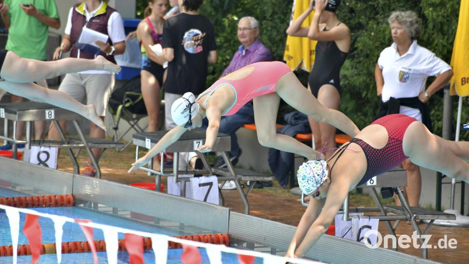 Antonia Wagner (Mitte) vom TV Sulzbach-Rosenberg beim Sprung ins Wasser über 50 m Freistil. Bild: Hubert Ziegler