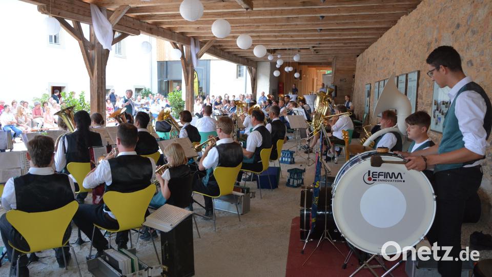 50 Blasmusiker – Mitglieder der Blaskapelle Konnersreuth, der Stadtkapelle Waldsassen und des Ensembles „Bernstein 7“ – gestalteten am Sonntag eine Serenade im Schafferhof. Bild: jr