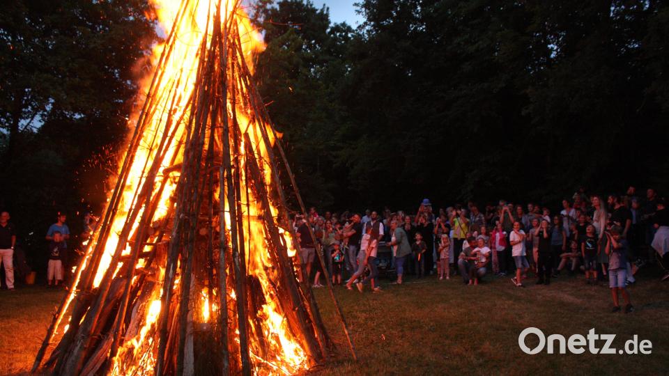 Die Kolpingjugend zog mit Fackeln zum Feuer. Pfarrvikar Robert Amandu segnete das Feuer. Die Gäste und Besucher trafen sich dann an den aufgestellten Bänken und Tischen, nachdem das Feuer abgebrannt war. Bild: R. Kreuzer