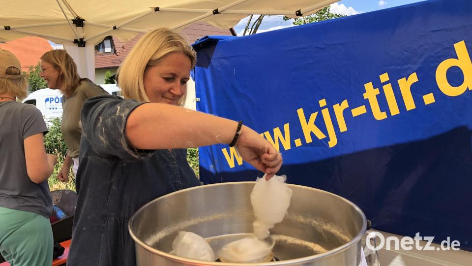 Bei den Ministranten, im Bild deren Betreuerin Silke Bächer, gab es Zuckerwatte. Bild: wro