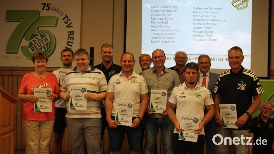 Dank und Anerkennung gab es für 19 Mitglieder, die seit 25 Jahren beim TSW Reuth sind. Einige mussten für diese Ehrung im Vorfeld absagen. Bild: fks