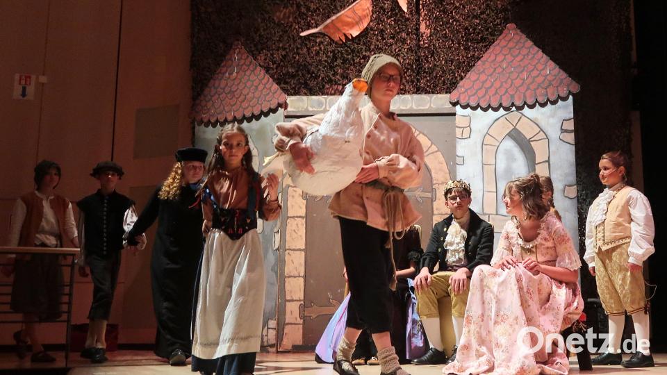 Da lacht sogar die traurige Prinzessin, wenn der Dümmling mit seiner festgeklebten Truppe im Thronsaal einmarschiert. Bild: Kunz