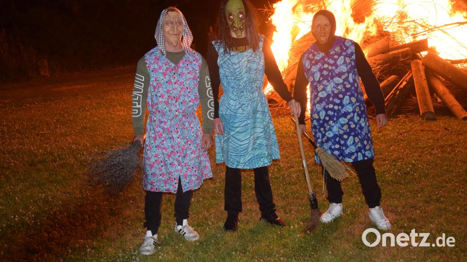 Geschafft, die Hexen haben das Feuer entzündet und nun toben sie durch die Besucherreihen. Bild: fz
