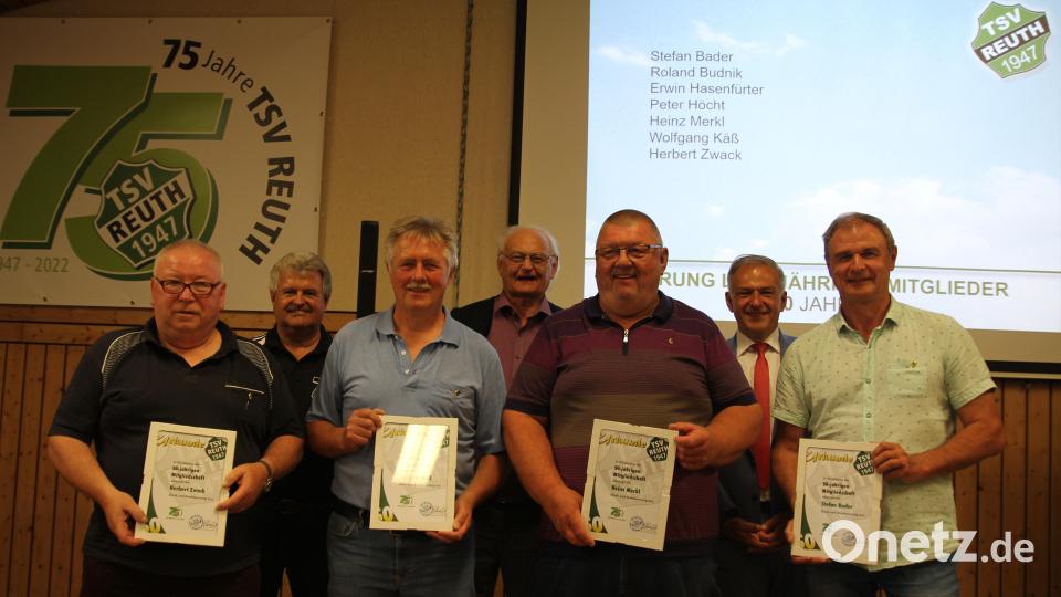 50 Jahre Mitglied sind (vorne von links) Herbert Zwack, Wolfgang Käß, Heinz Merkl und Stefan Bader. Die Gratulanten (hinten von links) waren Vorsitzender Peter Schieder, Schirmherr Josef Knott und Landrat Roland Grillmeier. Bild: fks
