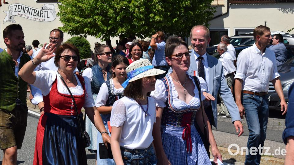 Bürgermeister Konrad Kiener und seine Stellvertreterin Maria Schlögl strahlten beim Festzug um die Wette. Bild: bnr