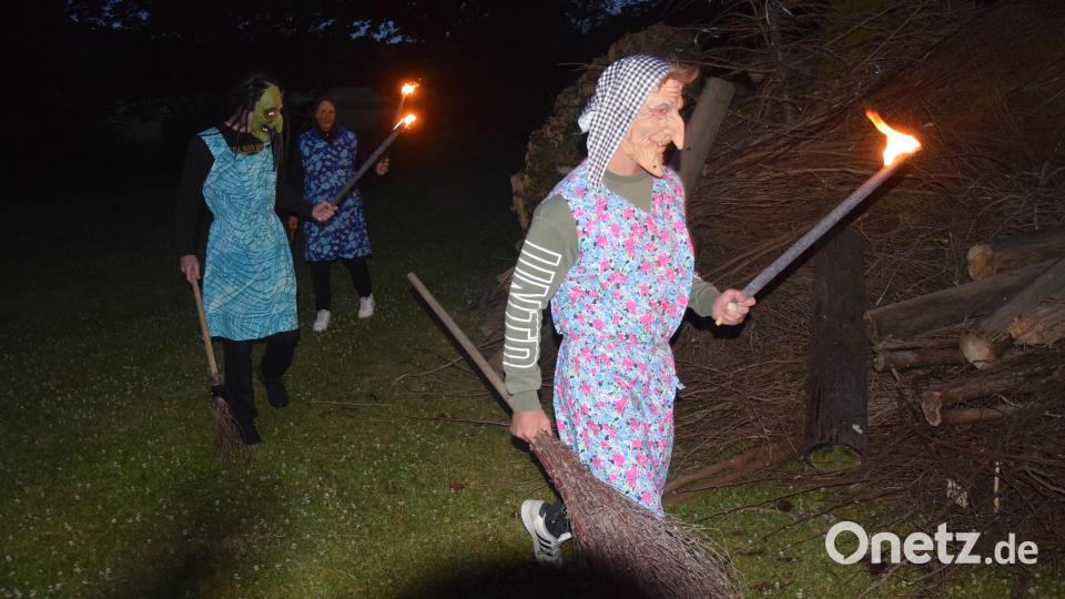Die drei Hexen marschieren mit ihren Fackeln ein, um das Johannisfeuer zu entzünden. Bild: fz