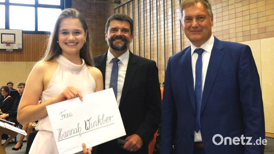 Die 18-jährige Hannah Winkler aus Wernberg (links) schrieb am Schmeller-Gymnasium Nabburg Geschichte und schaffte im Abitur 887 von 900 möglichen Punkten. Schulleiter Christian Schwab (rechts) und Oberstufenkoordinator Christian Huber (Mitte) gratulierten zu diesem herausragenden Ergebnis. Bild: Hirsch