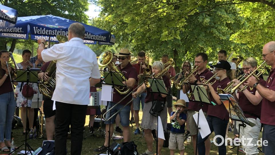 Kurt Lehnerer dirigiert, den Dekanatsposaunenchor, bei dem der kleine Michael neben seinem Vater mitspielt. Bild: wku