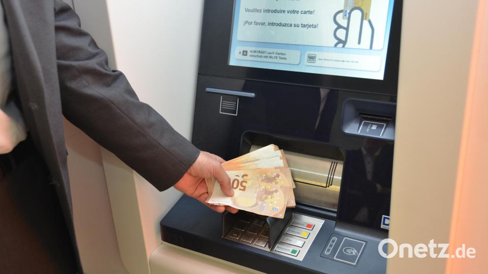 An den Geldautomaten wird merklich weniger Bargeld abgehoben. Das kontaktlose Zahlen nimmt auch in der Raiffeisenbank rapide zu. Bild: dob