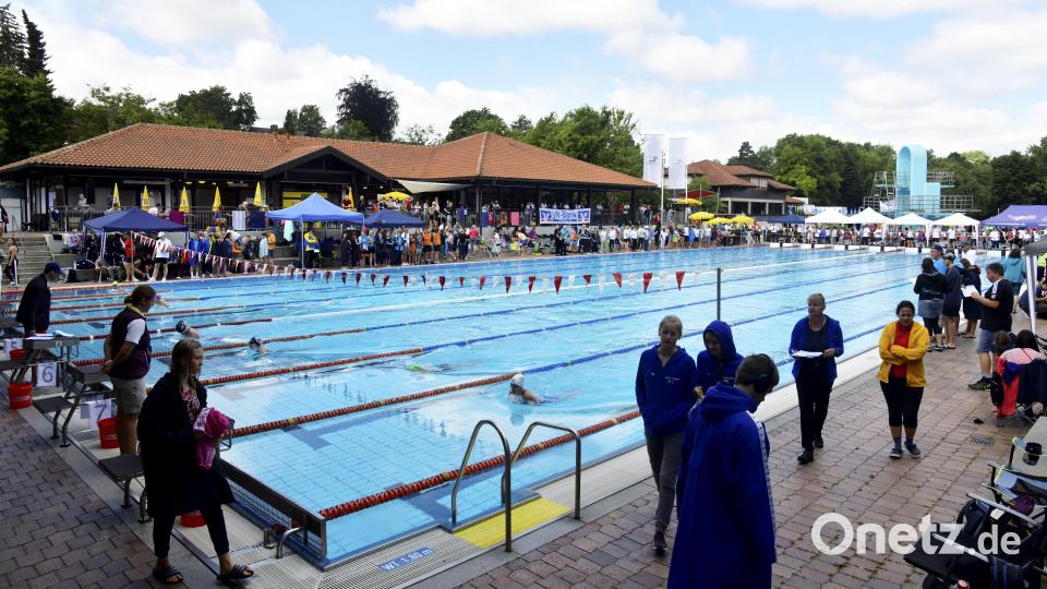 Viele Schwimmerinnen und Schwimmer sowie deren Trainer und Betreuer versammelten sich bei den Wettkämpfen rund um den Kurfürstenpokal im Amberger Hockermühlbad. Bild: Hubert Ziegler