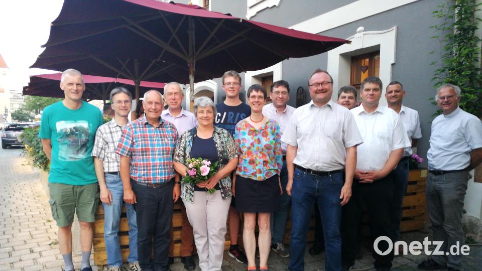 Der neue Vorstand des Simultankirchenverbandes verabschiedete die scheidende Schriftführerin Käthe Pühl mit Blumen. Bild: dir