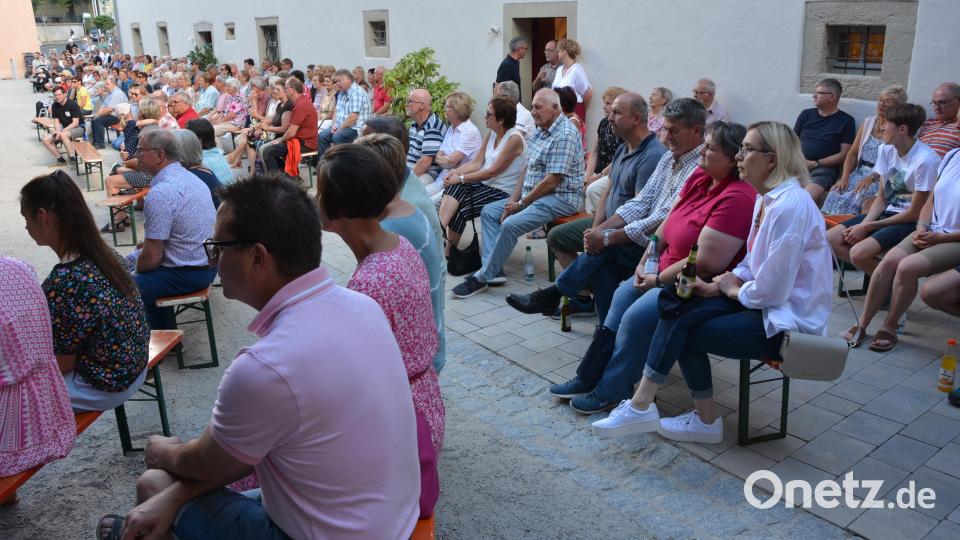 Hunderte Besucher lauschten bei großer Hitze den musikalischen Beiträgen der drei Blaskapellen. Bild: jr
