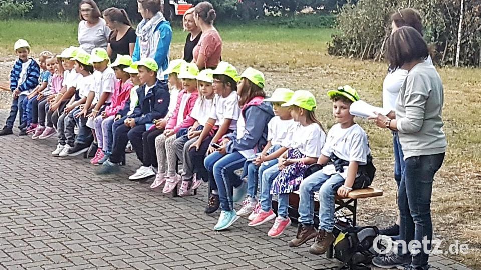 Die Kindergartenkinder trugen beim Johannisfeuer des OWV Rothenstadt Lieder vor. Bild: R. Kreuzer