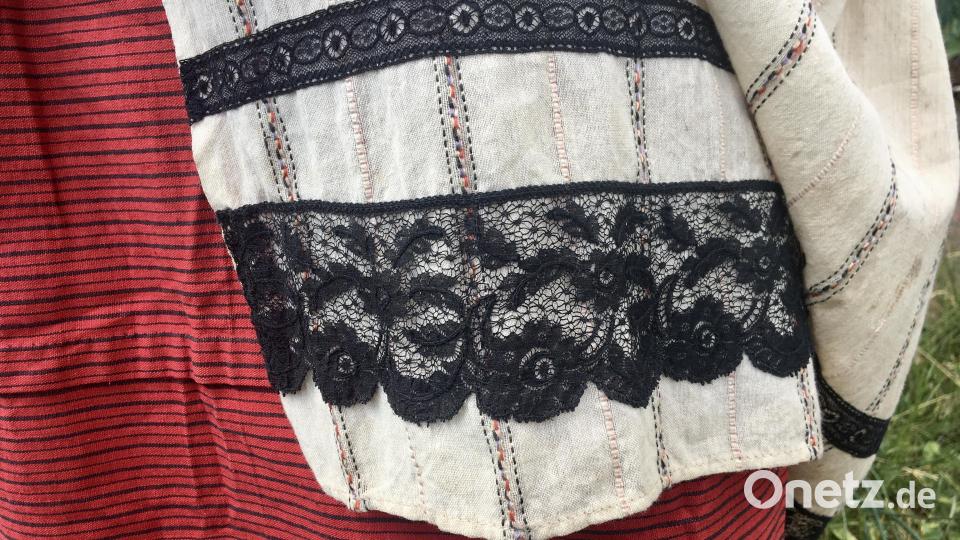 Blick auf die Schürze des original Dirndls aus der Gemeinde Freudenberg. Bild: gri