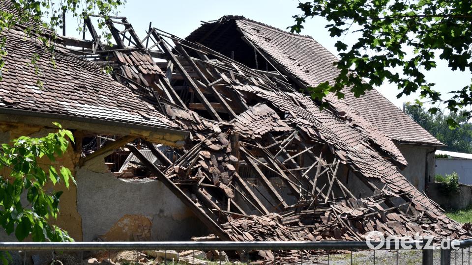 In Haselmühl ist am Sonntag eine Scheune eingestürzt. Bild: Stephan Huber