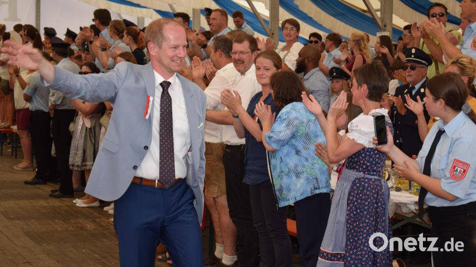 Ein gut gelaunter Schirmherr beim Einzug in das Festzelt. Bild: bnr