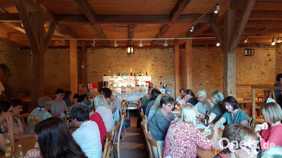 Schafkopfrunde in Scheune Bild: E. Wabro/exb