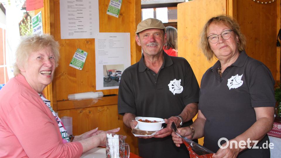 Die Theaterfreunde der Laienspielgruppe beteiligten sich am reichhaltigen Angebot mit einer Schaschlikpfanne. Für die Freunde vegetarischer Gerichte gab es auch Süßkartoffelcurry. Bild: wro