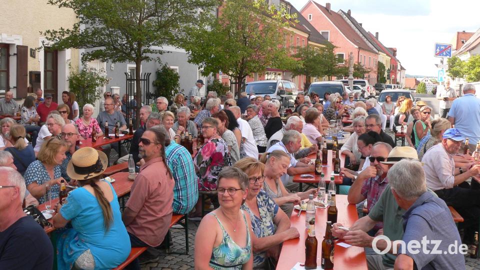Viele Gäste waren auf den historischen Marktplatz von Luhe gekommen, um das Jazz-Open-Air zu erleben. Bild: mh