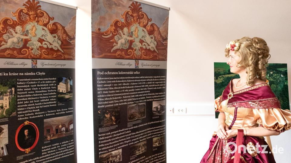 Die Ausstellung &quot;Barocke Berührungen der Pilsener Region&quot; ist bis Ende August im Ausstellungsraum des Archaeo-Centrum Bayern-Böhmen beim Geschichtspark zu sehen. Bei der Eröffnung waren einige Gäste in barocken Kostümen gekleidet. Bild: sfo