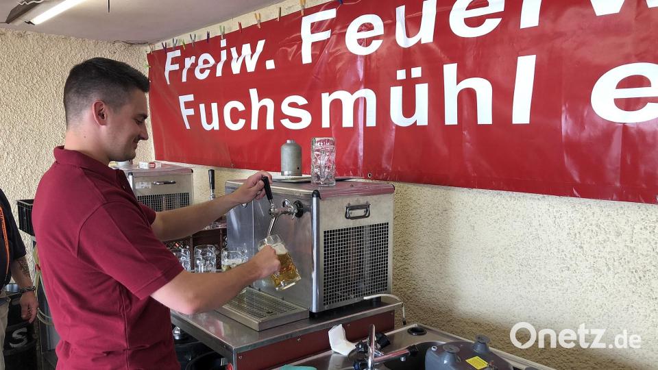 Die Ehrenamtlichen der Freiwilligen Feuerwehr Fuchsmühl betreuten die Hauptschänke mit Bier und alkoholfreien Getränken. Bild: wro
