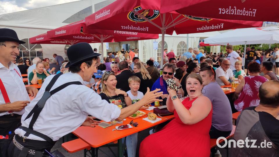 Die Zaubertricks der beiden Herren mit Melone sorgten für verblüffende Momente. Auch am Nachmittag war jeder Platz im und vorm Zelt besetzt. Bild: Schott AG/exb
