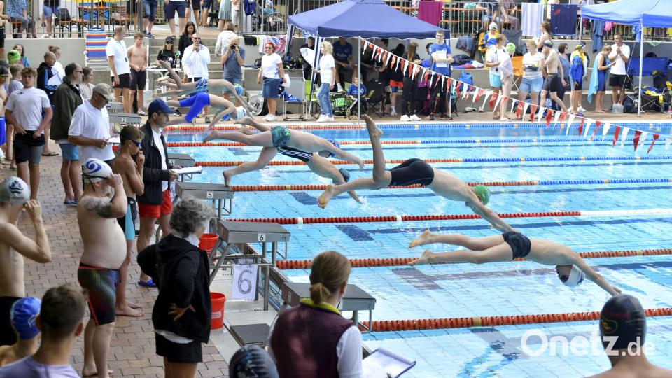 Start zum Wettkampf über 100 m Brust der Herren. Bild: Hubert Ziegler