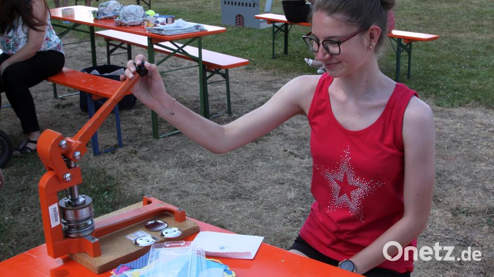 Die Button-Maschine betreute Lena Scharf vom &quot;Maria Hilf&quot;-Ministrantenteam. Bild: wro