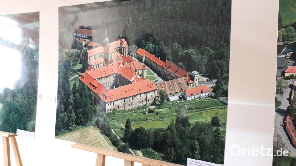 Neben den Plakaten sind auch einige Luftaufnahmen zu Barockbauten ausgestellt. Bild: sfo