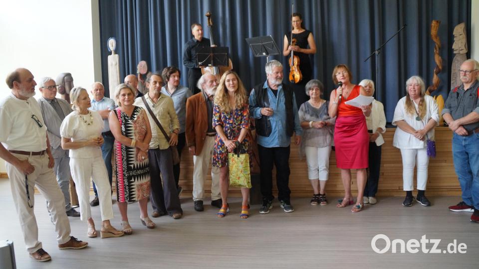 Horst R. Bittner, Jürgen Huber, Natalia Schwarz, Alfred Tragl, Maria Schießl, Matthias Dietz, Vasilij Plotnikov, Kilian Schönberger, Robert Bergschneider, Katharina Gierlach, Wolfgang Pöhlmann, Thea Schwärzler, Rosa Beer, Christina Jarmolinski und Rob de Koter (von links) stellen in Oberviechtach aus. Anne Gierlach begrüßte die große Zahl der ausstellenden Künstler. Auf dem Bild fehlen Heiko Herrmann und Sebastian Dorn. Bild: wel