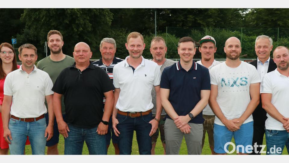 Der neue Vorstand des SV Sorghof (hinten von links): Juliana Edenharter, Michael Regler, Josef Weiß, Christian Rudlof und Patrick Ertl mit 2. Bürgermeister Thorsten Ertl; (vorne von links) Manuel Plößner, Christoph Wywiol, Markus Kredler, Dominik Fischer, Manuel Roppert und Hans-Ludwig Götz. Bild: Christian Renner