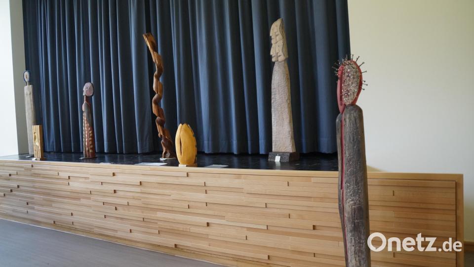 Verschiedene Skulpturen aus Holz und Metall sind zu sehen. Bild: wel