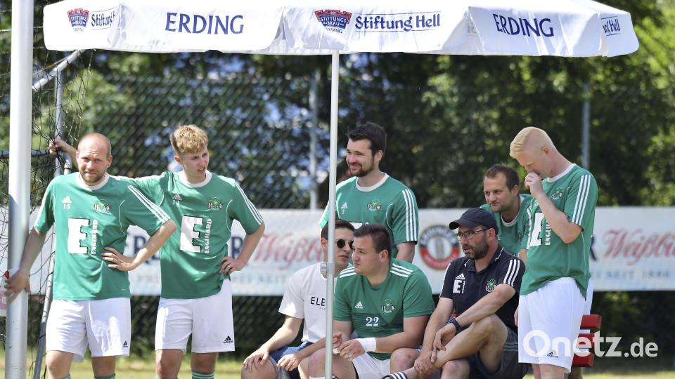 Die DJK Ammerthal II mit ihrem Trainer Jörg Gottfried (im dunklen Trikot). Bild: Hubert Ziegler