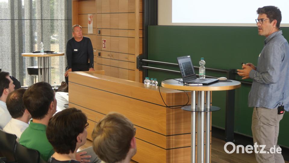 Bayern-1-Moderator Thorsten Otto staunt, als Google und SEO-Berater Jonas Weber über das Google-Ranking informiert. Bild: Kunz