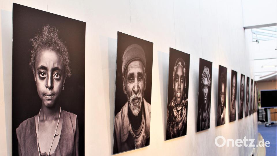 Bilder nach Rike Uhlenkamps Interviews mit den Menschen in Äthiopien. Fotograf Rainer Kwiotek portraitiert Menschen vor ihren Hauseingängen. Bild: Dagmar Williamson