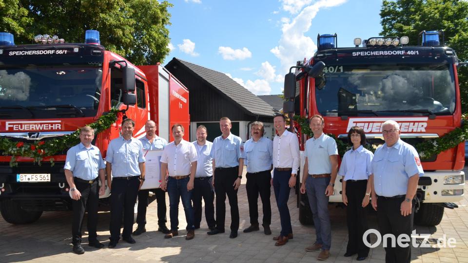 Die Vertreter der Gemeinde, des Kreisfeuerwehrverbandes und der Speichersdorfer Wehr freuten sich zusammen mit Landrat Florian Wiedemann (Vierter von rechts) über die Segnung und Indienststellung der zwei Einsatzfahrzeuge und drei Löschgeräte Bild: ak