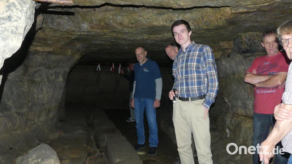 Mit den "Reiseführern" (stehend von links: Thomas Riedl, Karl Lorenz) erkunden zahlreiche Interessierte die Felsenkeller. Bild: rn