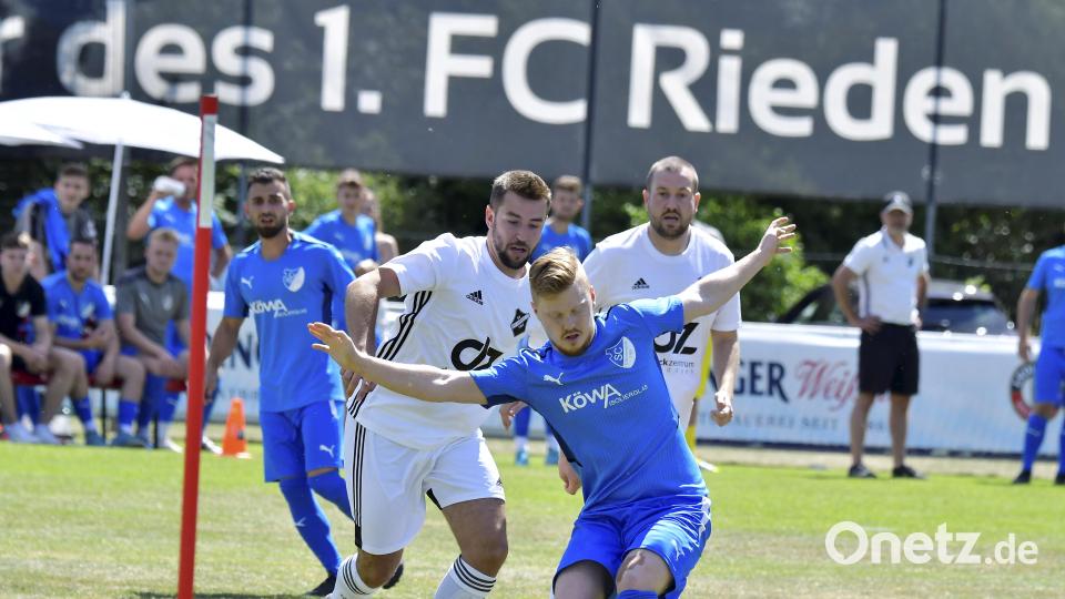 Der SV Michaelpoppenricht (weiße Trikots) und der SC Ettmannsdorf setzten sich in ihrer Vorrundengruppe durch, im Achtelfinale war für beide dann aber Endstation. Bild: Hubert Ziegler