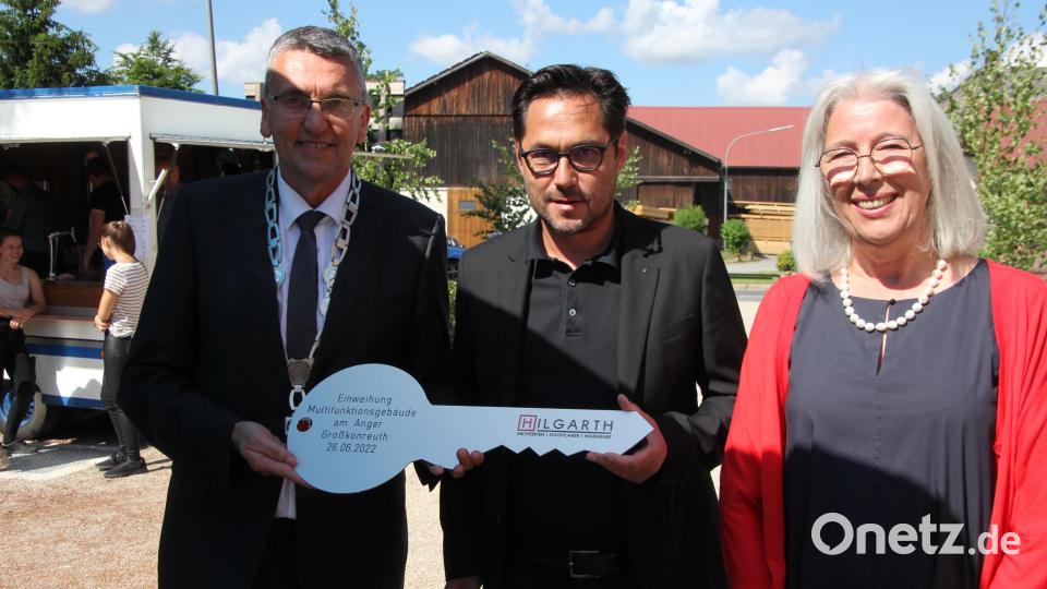 Die Architekten Gisela Fanck-Reiter und Peter Hilgarth überreichten an Bürgermeister Franz Schöner (von rechts) symbolisch einen großen Schlüssel für das Multifunktionsgebäude. Bild: kro