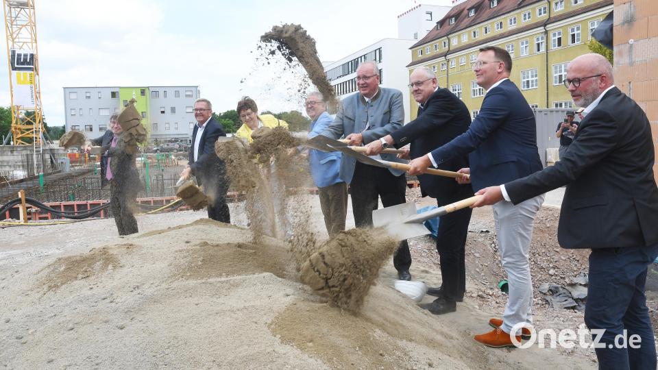 Dr. Helmut Hausner (medbo), die Bezirksräte Martin Preuß, Brigitte Scharf und Toni Dutz, Bezirkstagspräsident Franz Löffler, Bürgermeister Lothar Höher, Chefarzt Dr. Christian Rexroth und Planer Stephan Beerwerth bringen den Neubau der Kinder- und Jugendpsychiatrie mit einem symbolischen Spatenstich auf den Weg. Bild: Gabi Schönberger