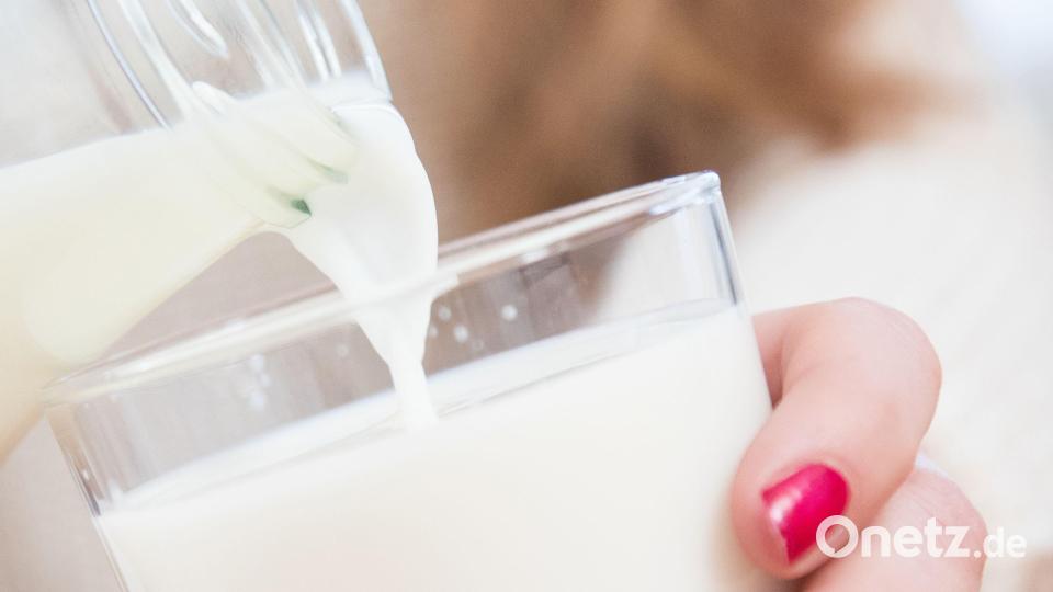 38,2 Cent pro Liter Milch bezahlte die Molkerei Zott im vergangenen Jahr ihren Lieferanten von der Milcherzeugergemeinschaft Sulzbach-Rosenberg, deren Hauptabnehmer sie ist. Symbolbild: Christin Klose/dpa