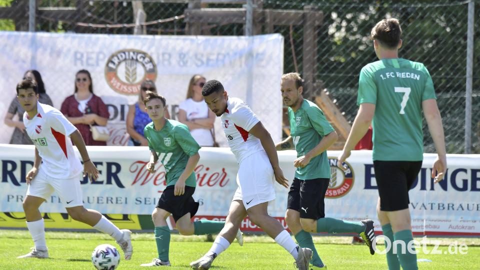 Szene aus dem Spiel 1. FC Rieden (grüne Trikots) gegen ATSV Erlangen. Bild: Hubert Ziegler
