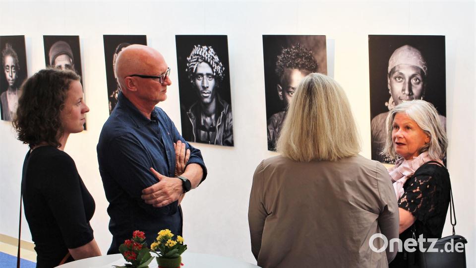 Zwischen den &quot;Faces of Ethiopia&quot;: Erzählungen von Erlebtem und den bestehenden zu nehmenden Hürden. Auch Autorin Rike Uhlenkamp, Fotograf Rainer Kwiotek und Heidi Dolles-Birner erzählen ACC-Geschäftsführerin Petra Strobl von ihren Erfahrungen in Äthiopien (von links). Bild: Dagmar Williamson