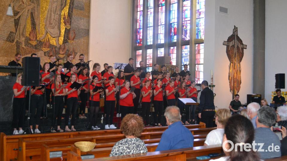 Alle Augen waren auf Wolfgang Ziegler gerichtet: Die Sängerinnen und Sänger, die Band und auch die Zuschauer folgten seinem ruhigen Dirigat. Bild: kki