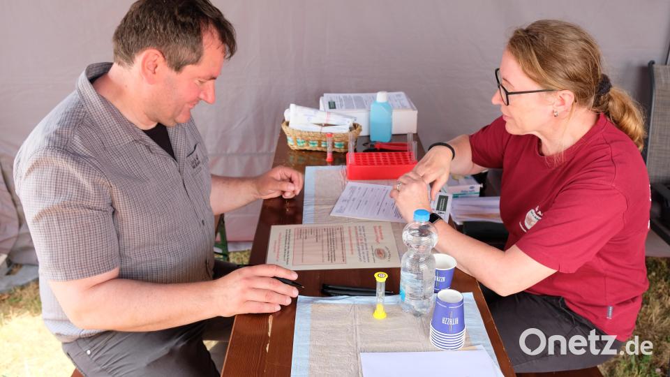 Auch Bürgermeister Alexander Goller ließ sich für die weltweite Datenbank typisieren. Bild: do