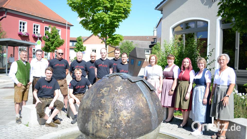 Sie beherrschen die Kugel meisterlich: Bürgermeister Schaller und zweiter Vorsitzender Karl-Heinz Ströbelt (von links) gratulieren den Pirker Keglern zum Aufstieg. Bild: kki